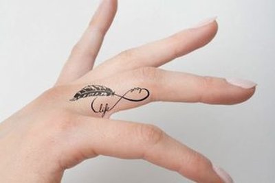 Tatouage plume sur le doigt avec le signe infini
